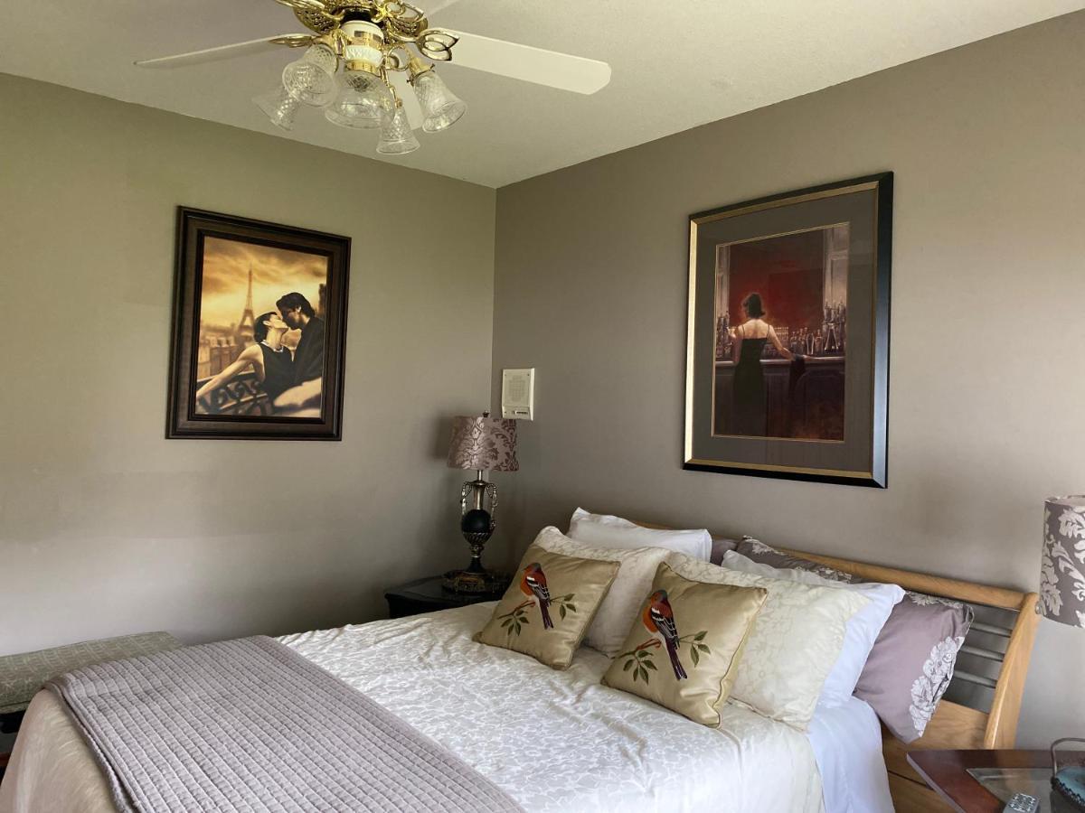 Rolling Hills Country Resort Bed And Breakfast Three Hills Bagian luar foto