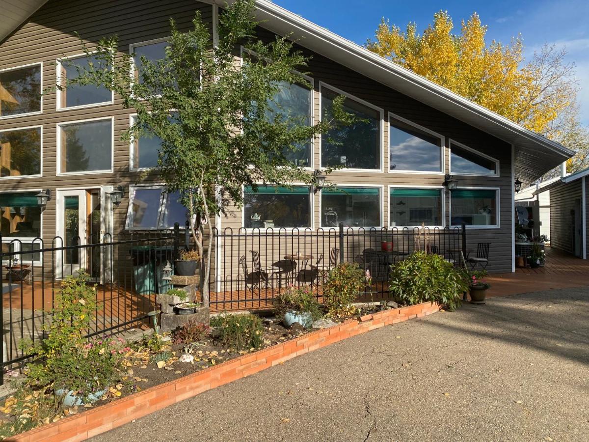 Rolling Hills Country Resort Bed And Breakfast Three Hills Bagian luar foto