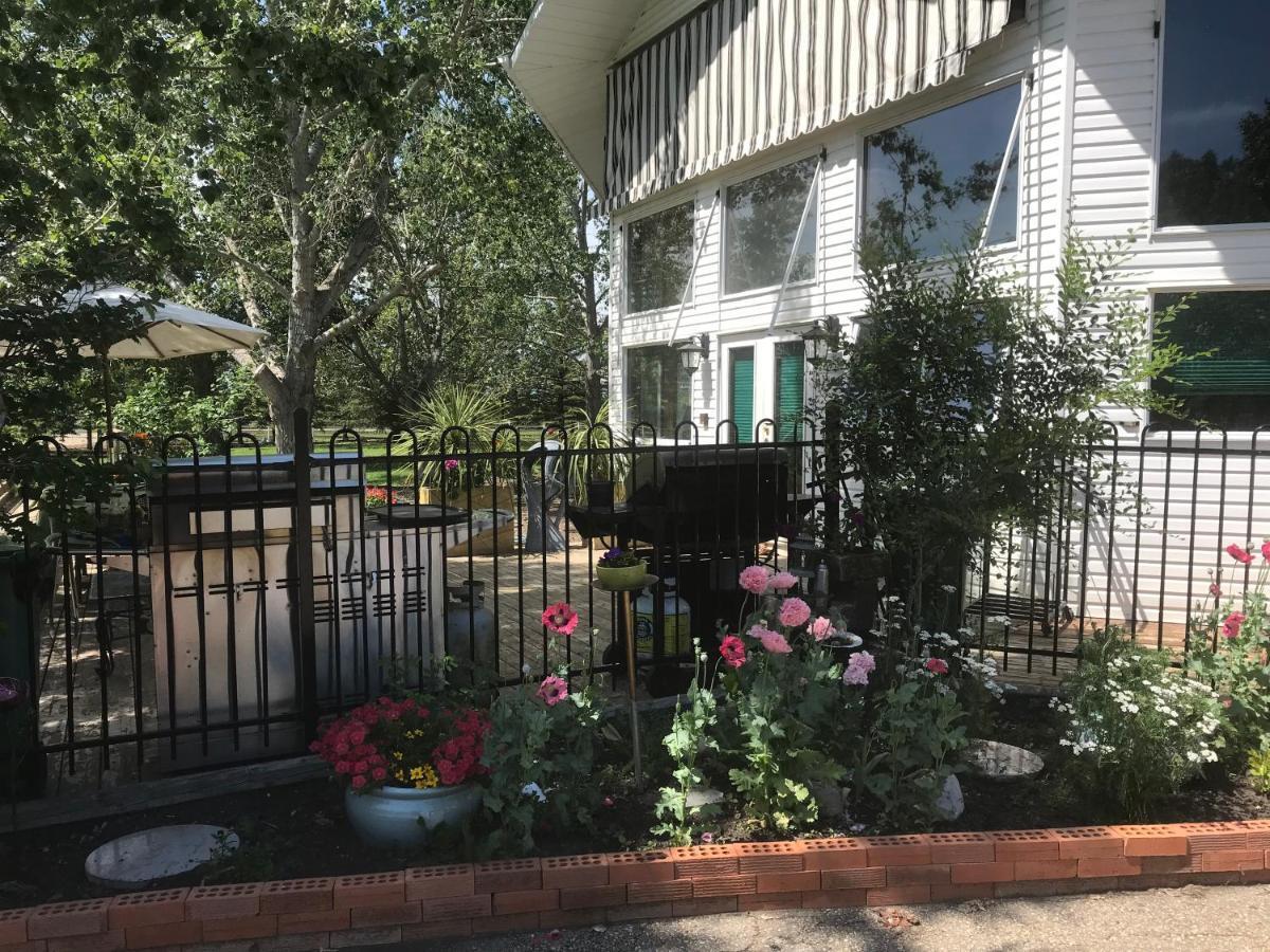 Rolling Hills Country Resort Bed And Breakfast Three Hills Bagian luar foto